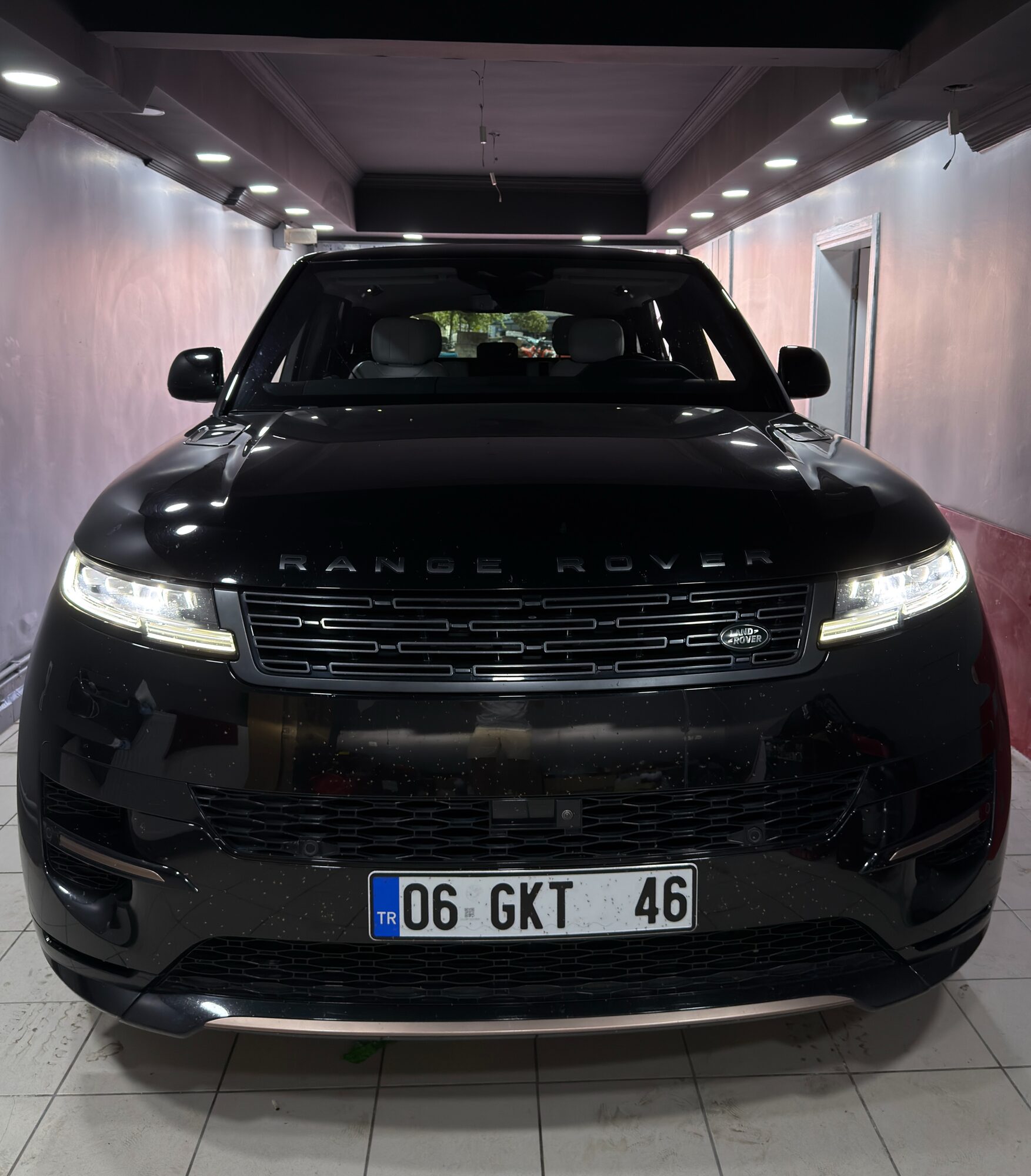 Black Garage kabininde, polisaj ve koruma sonrası siyah Range Rover Sport