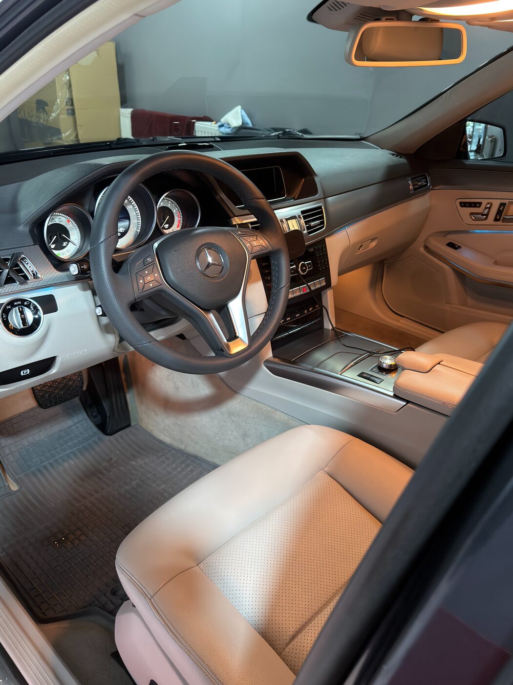 Bakımı yapılmış taba rengi Mercedes-Benz iç mekanı